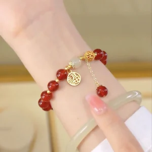 Vòng tay hạt đậu đỏ bằng đá mã não đỏ với mặt dây chuyền may mắn nhỏ, màu đỏ năm hoàng đạo, thiết kế độc đáo, quà tặng cho bạn gái trong ngày lễ tình nhân